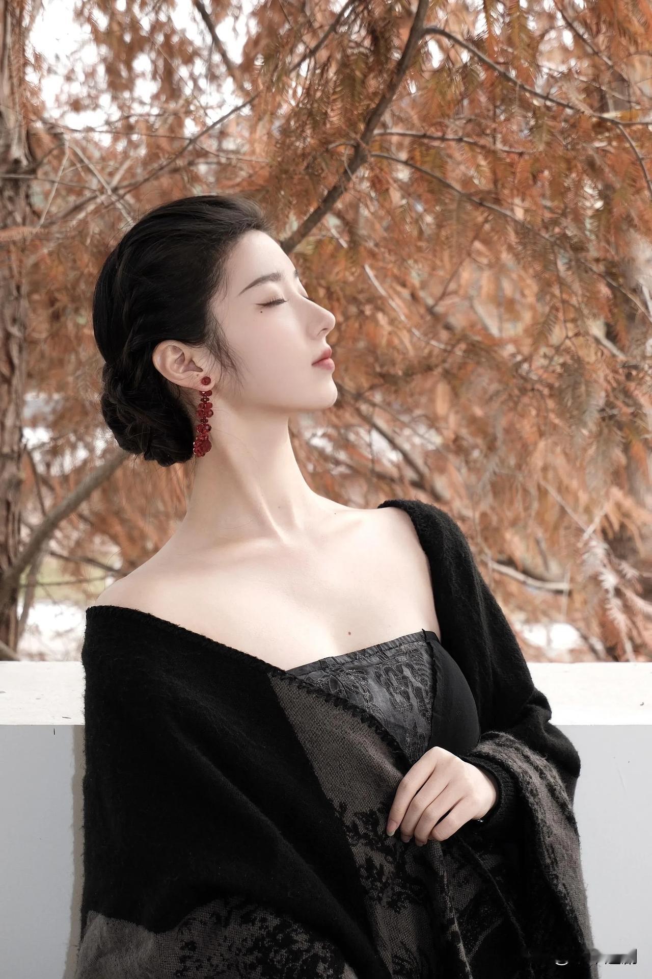 秋枝把阳光揉成暖调，垂眸时，黑纱裹着软风，红坠耳尖摇落半缕慵懒。肩线轻斜，像把季