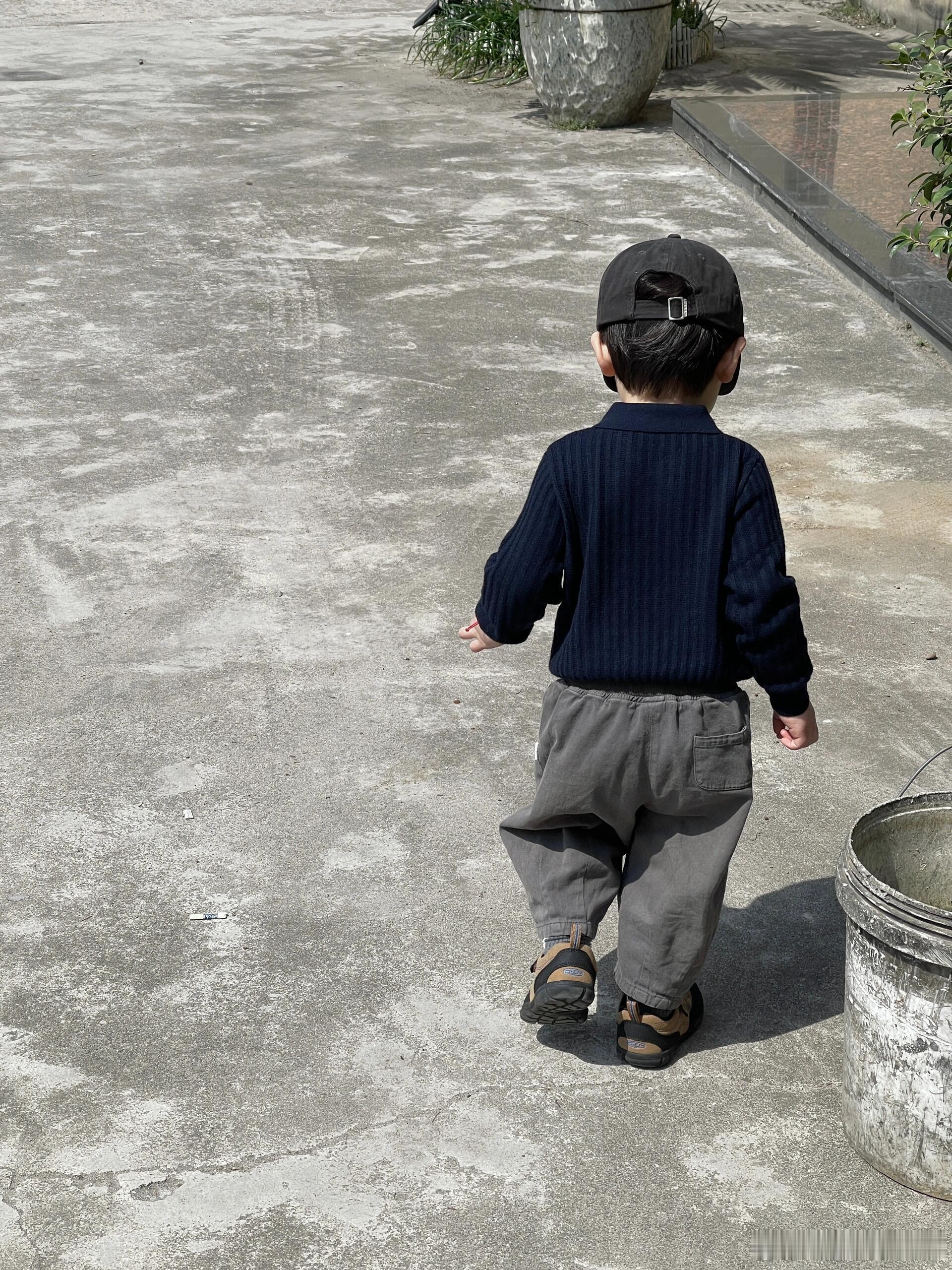 农村娃好快乐这两天来外婆家玩的太快乐了玩水看蚂蚁看小猫小狗挖笋摘菜浇