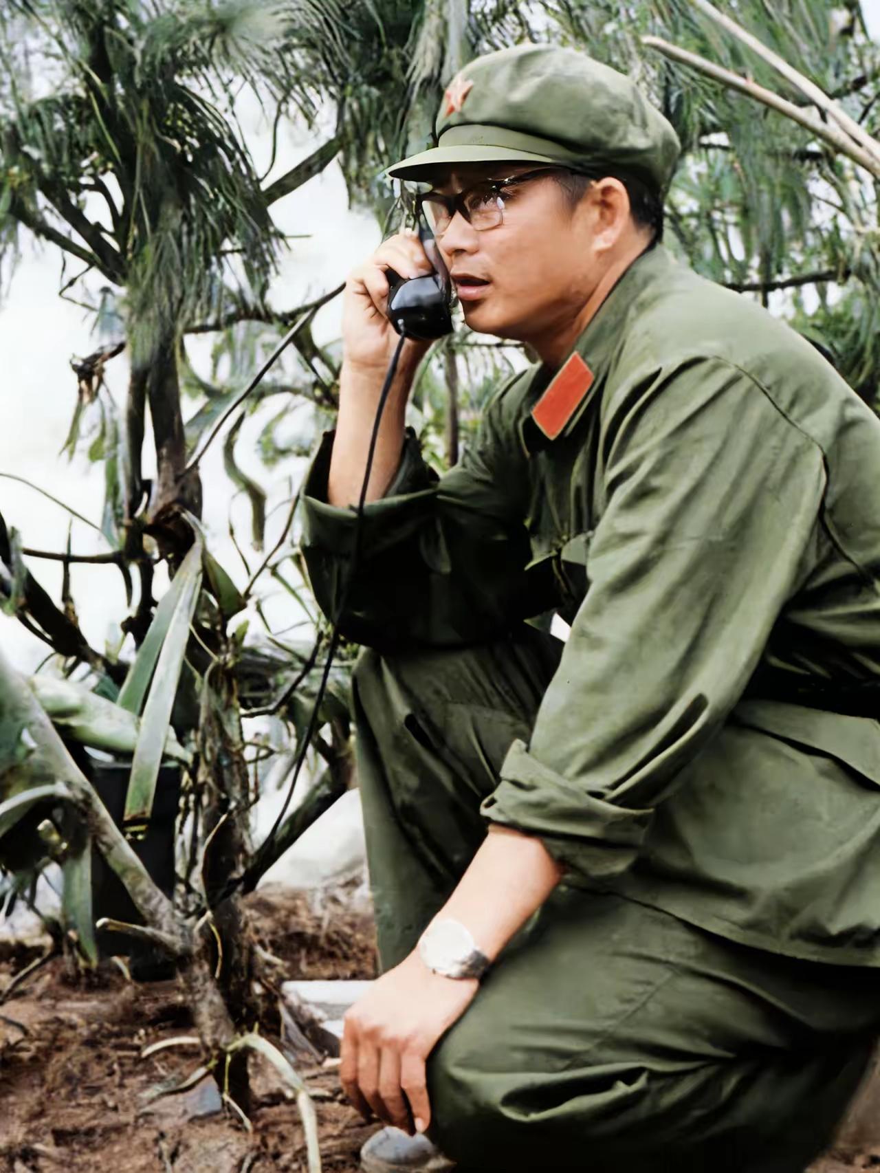 这张照片是廖锡龙将军在中国对越反击战时指挥战斗时拍摄的，当时他担任师长，他们的师