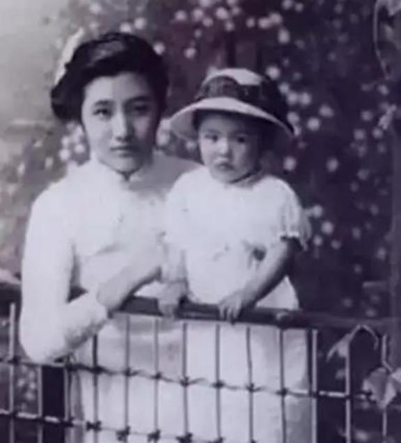 1925年，连生4女的董竹君，为圆丈夫儿子梦，冒死怀第5胎。她肚大肥圆，爱吃辣椒