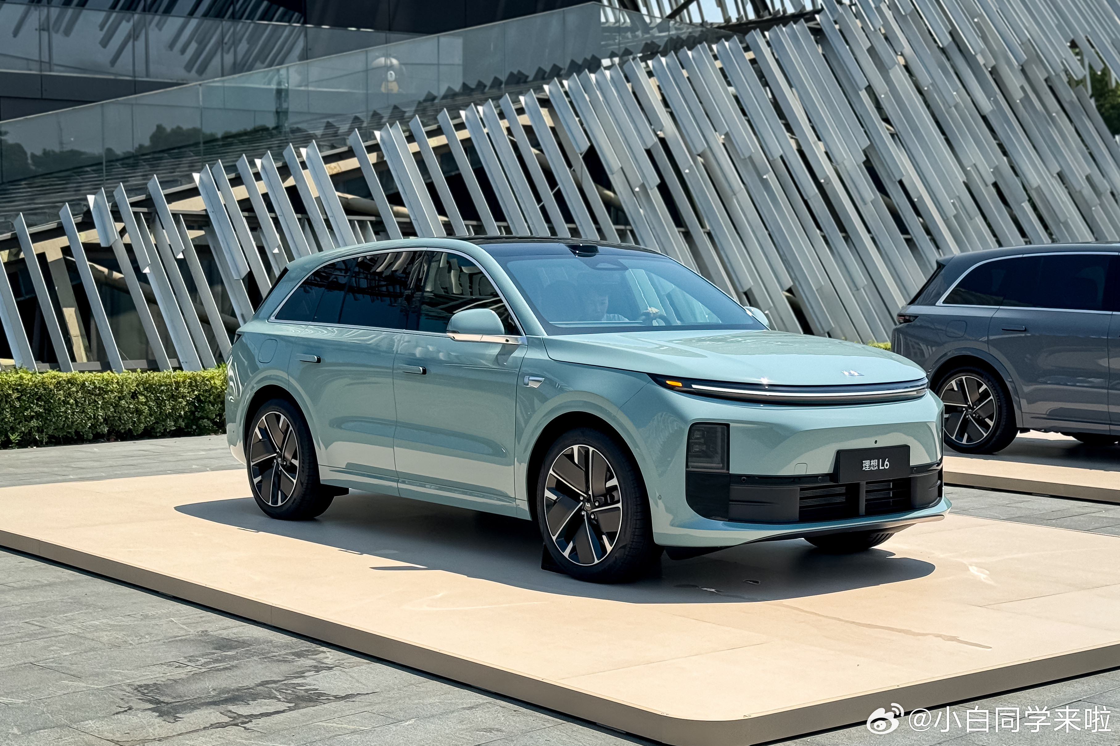 理想L6、L7、L8和L9智能焕新版新增颜色实拍图分享给大家。个人觉得理
