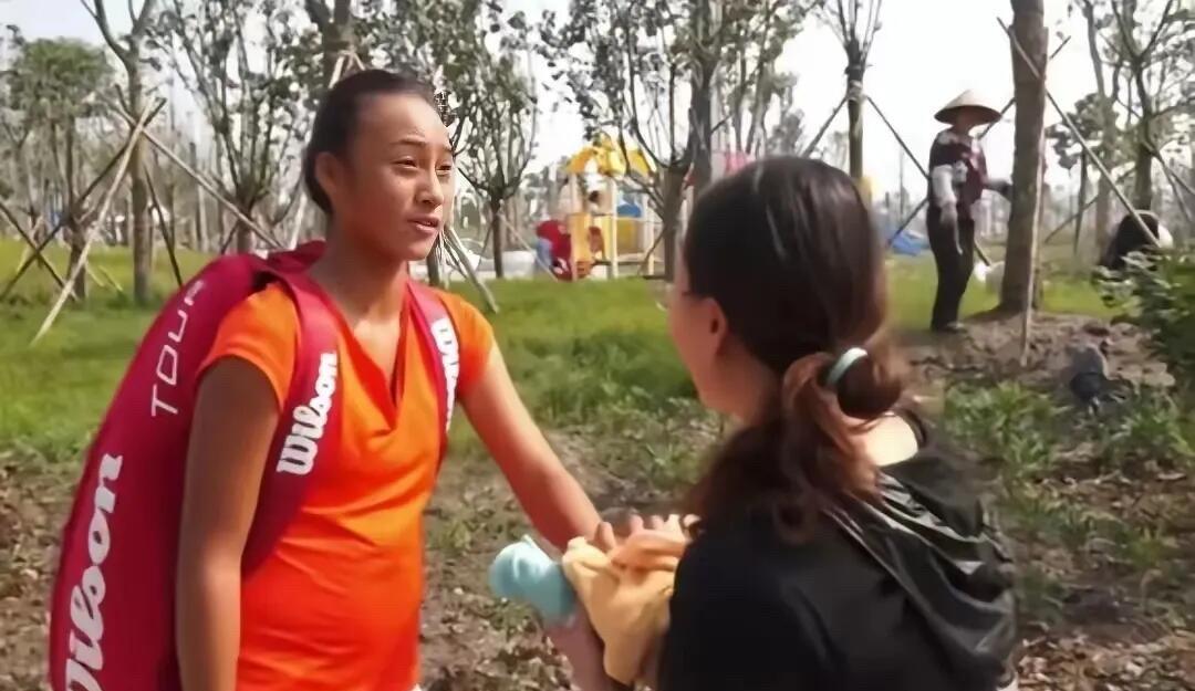 这是拍摄于十多年前的一张老照片，那时候的郑钦文还是一名学生，由于经常训练身上的皮