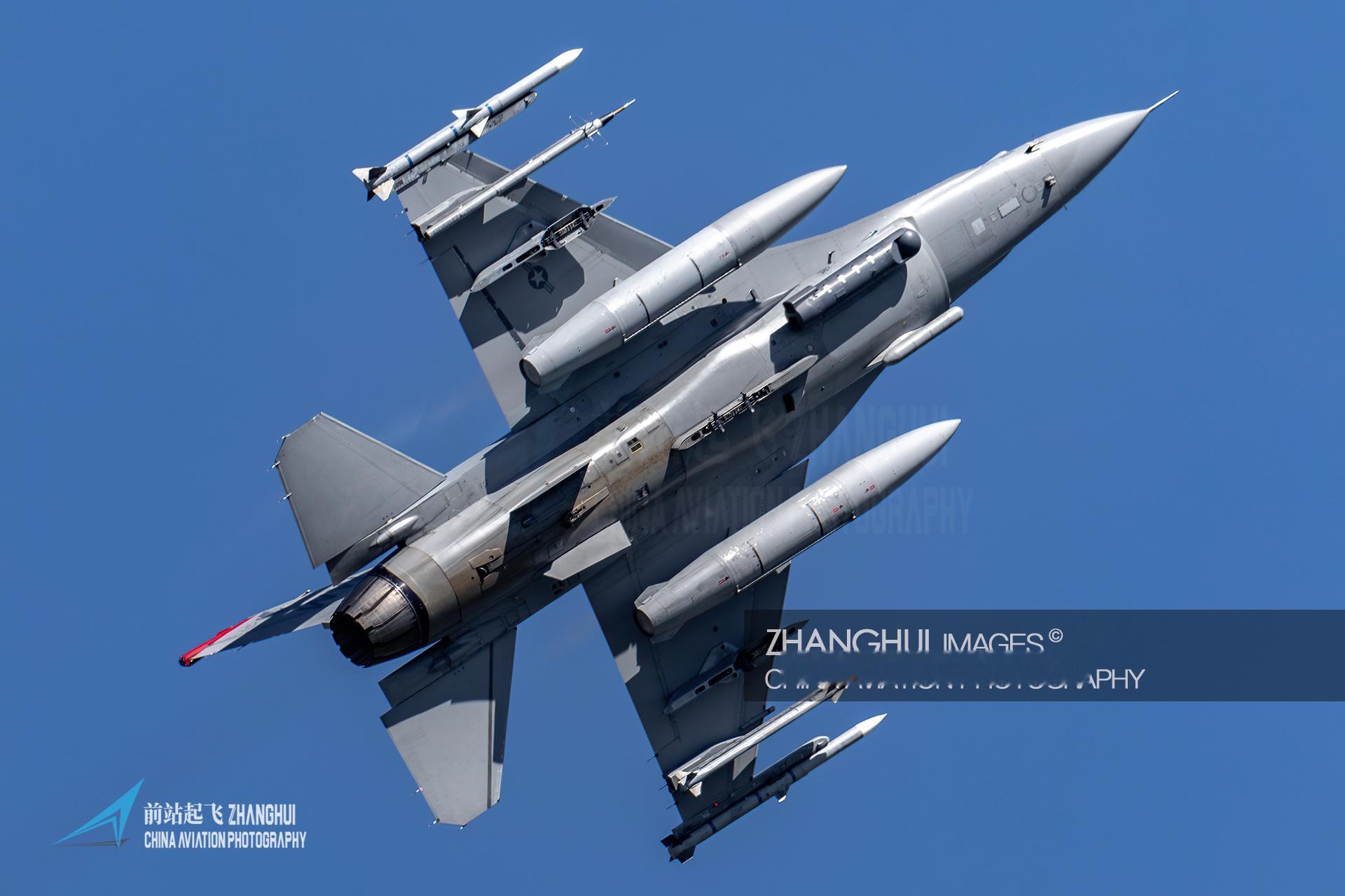 是个正常人都会穿内裤，但是没有人会把内裤套在头上告诉大家他穿内裤了。现在不一样