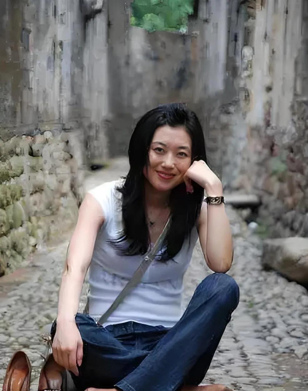 李红是一个非常美艳的央视女主持人。但是很多人喜欢她，并不是因为她有多漂亮，也不是