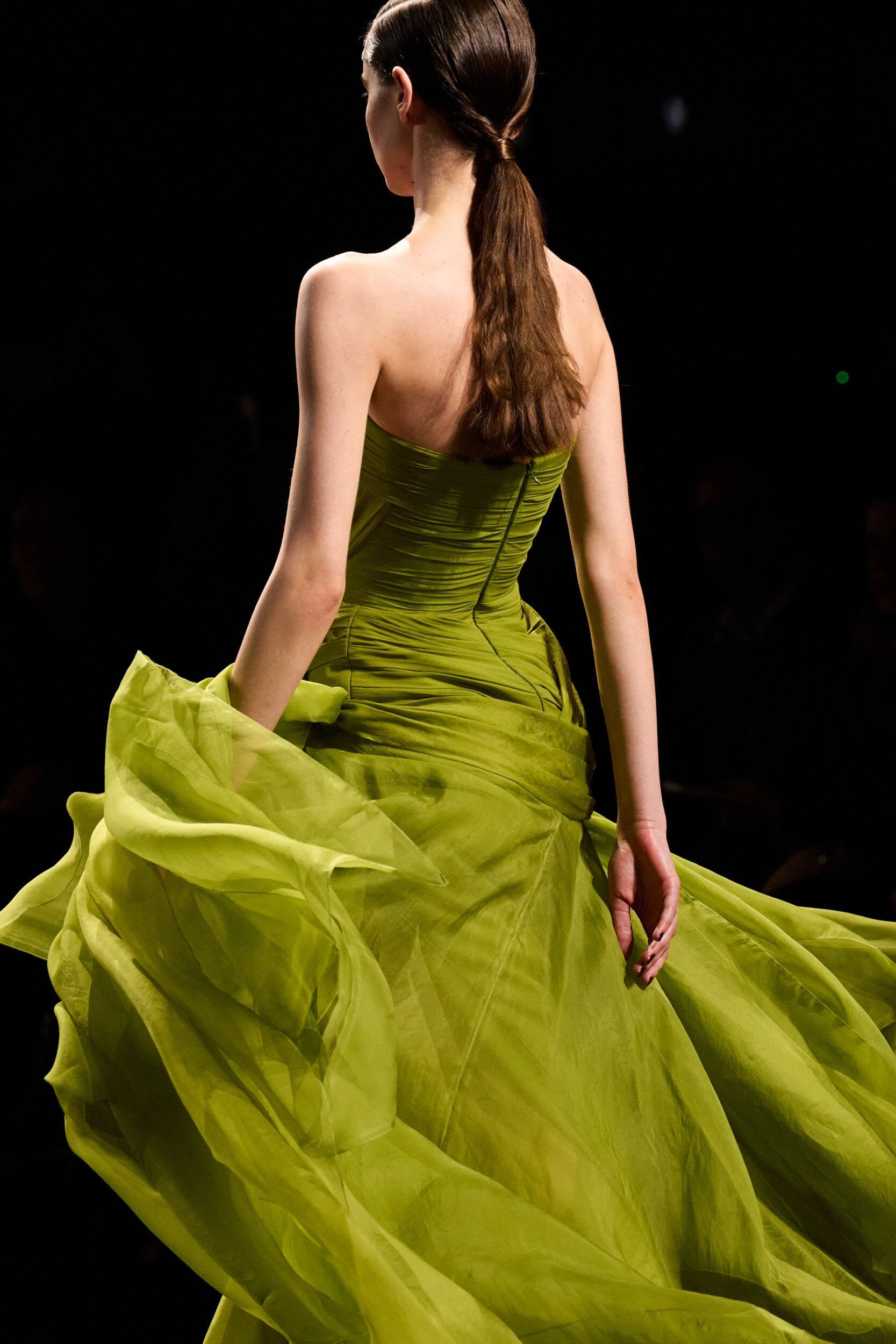 ElieSaab2026秋冬系列摆脱满钻刺绣仙裙的华丽感，这一套有点早年