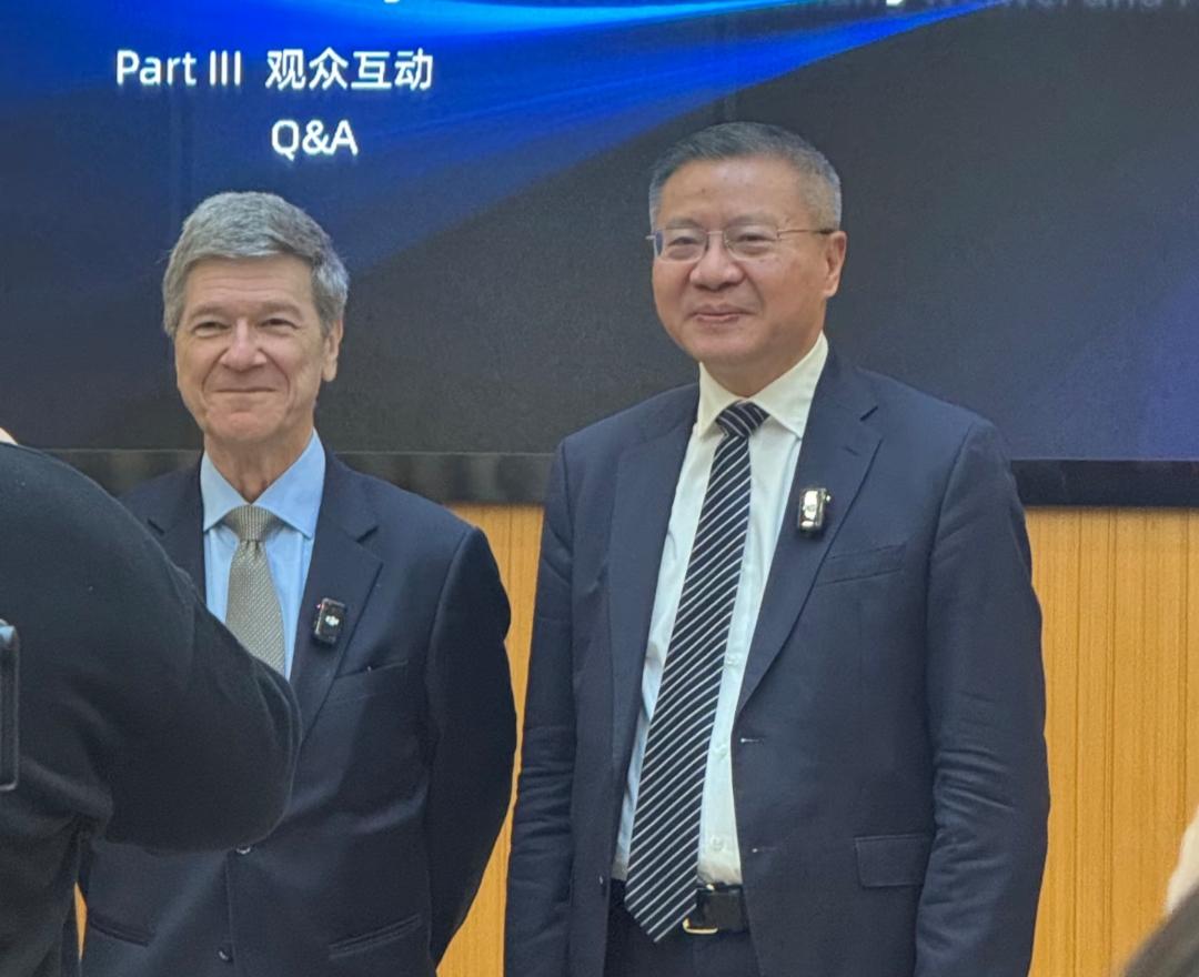 张维为教授的演讲结束后，大多会设置观众互动环节，由现场的老师和学生向张教授提问国