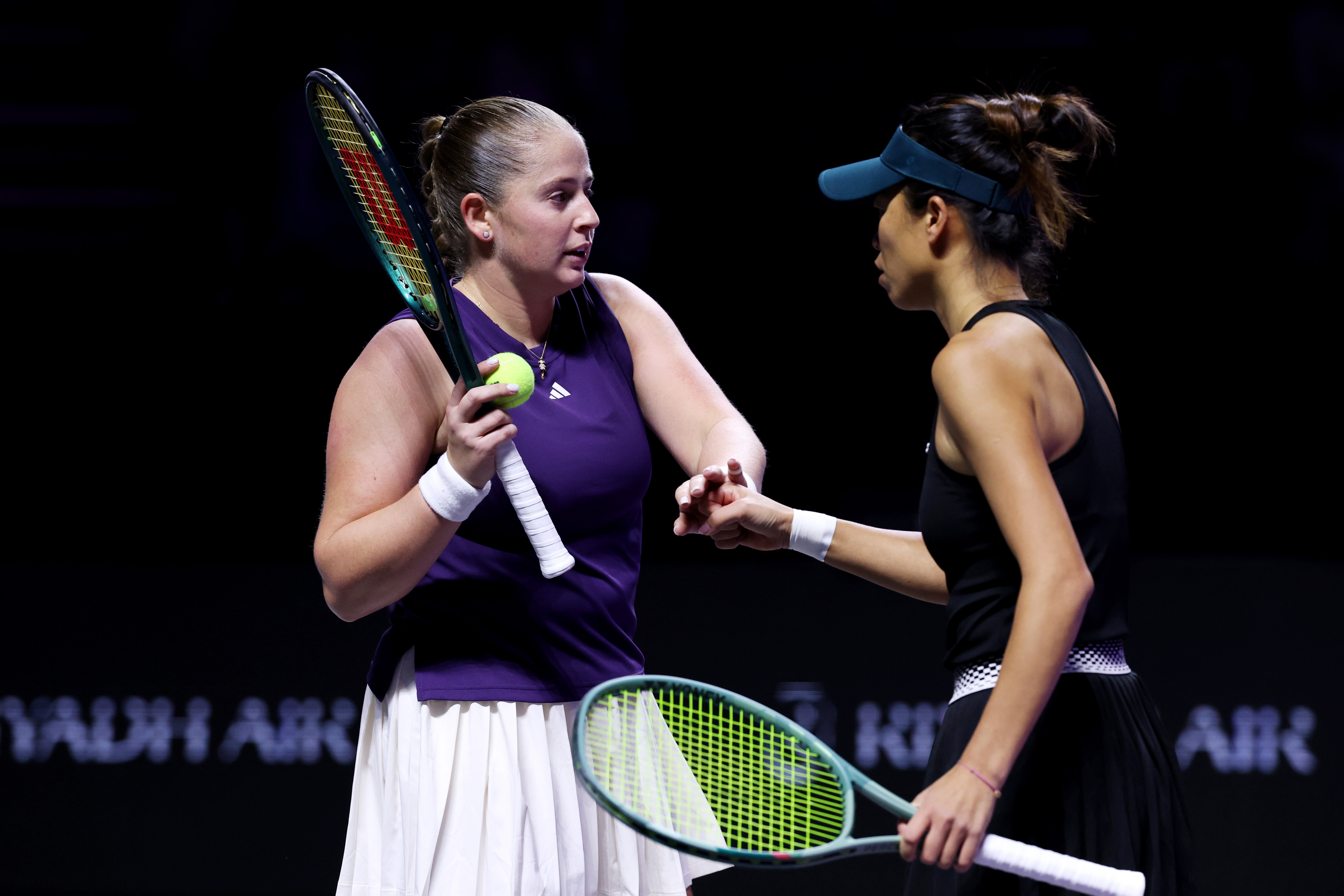 利雅得WTA年终总决赛双打纳芙拉蒂洛娃组，6号种子谢淑薇/奥斯塔彭科以1-6