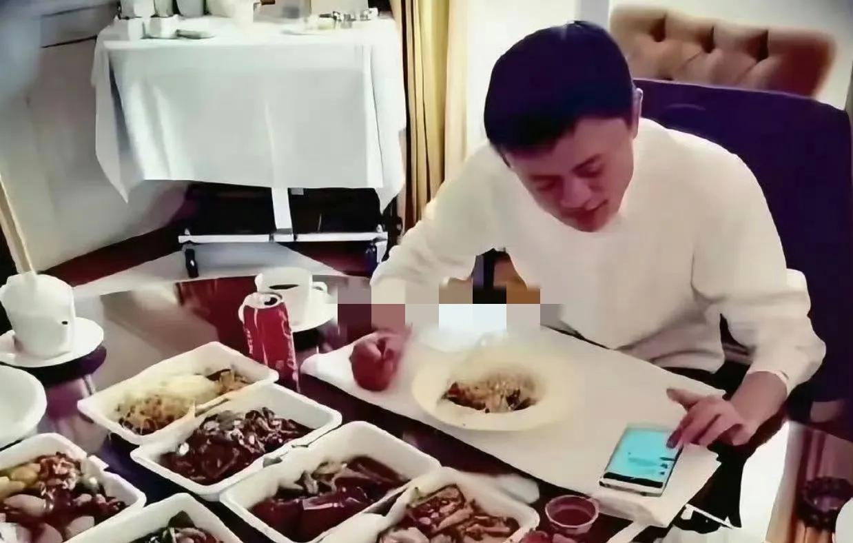 两位商界巨擘——马云与雷军的午餐，其间的差异为何如此显著