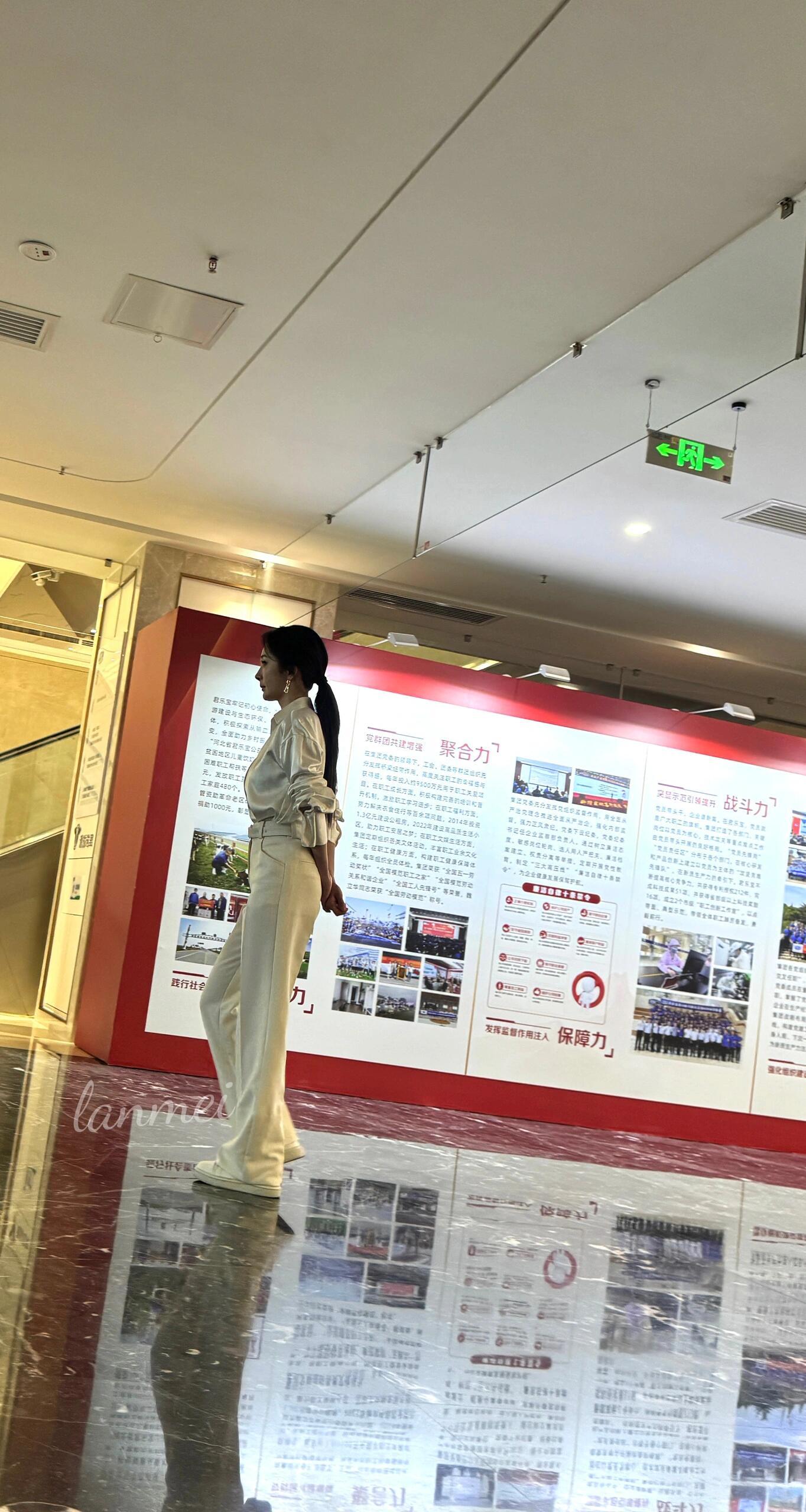 杨幂杨幂生图一张侧面一张背影，感受杨幂的身材比例​​​