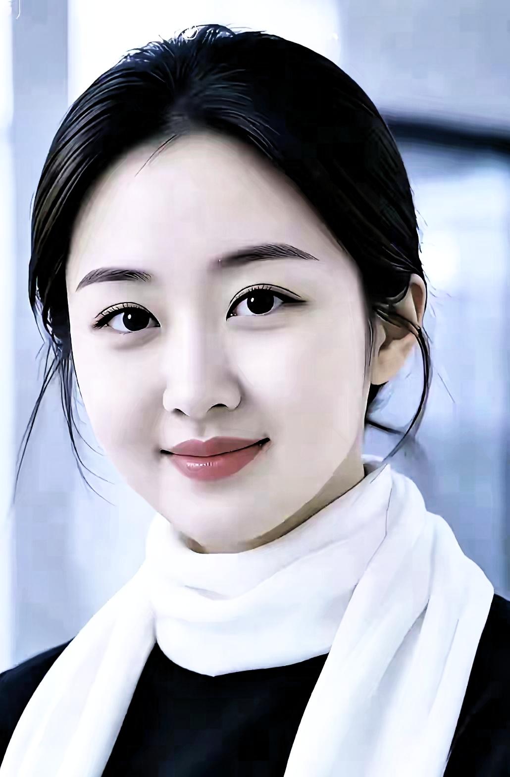 这位美女穿着黑色衣服，围着白色围巾。