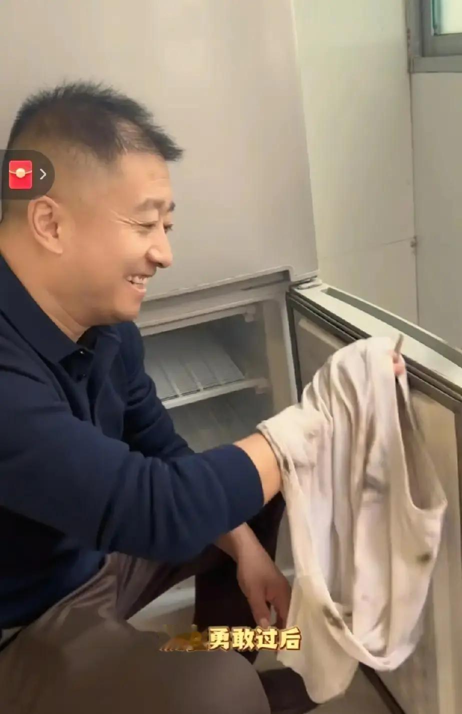 小强坐着轮椅被推进刚装修好的新家，地球村那帮兄弟列队鼓掌，门口贴着大红春联。