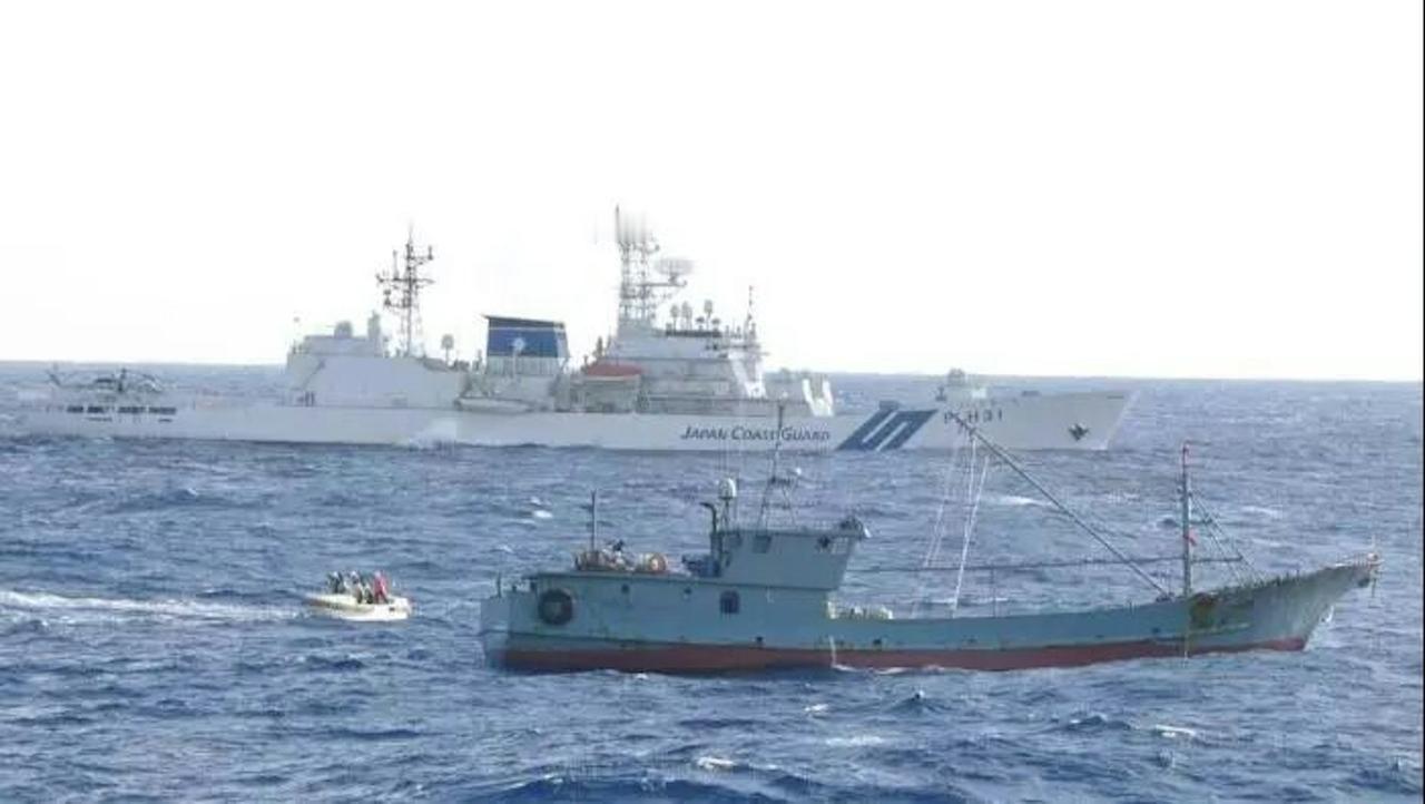 给个寸，他们就敢进一丈！日本这套“切香肠”的战术玩得太溜了。先抓人，看你反应；你