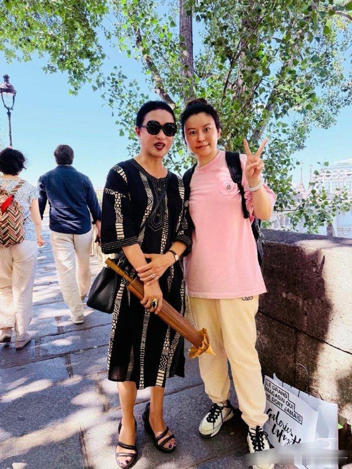 58岁金星巴黎街头被偶遇，打扮贵气似当地贵妇，一身名牌尽显富态，真乃有钱又有范儿