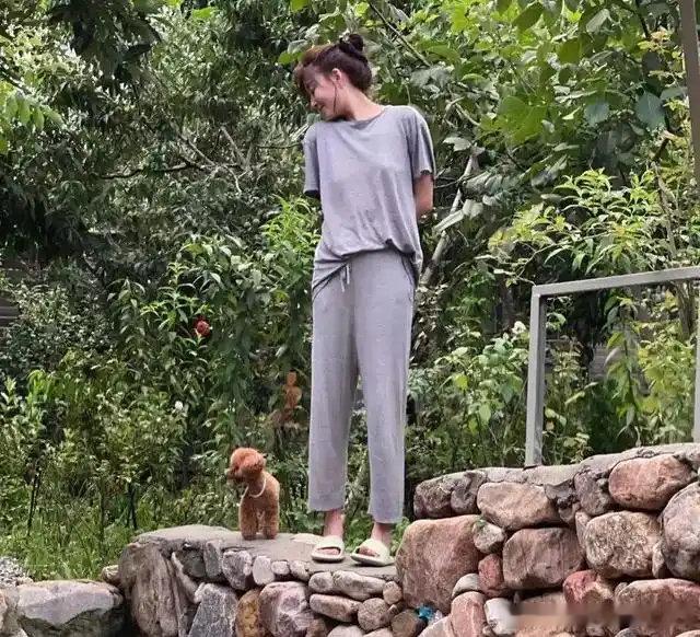 殷桃豪宅内景罕见曝光，简约装修藏不住高级感，院子设计太惊艳了！​