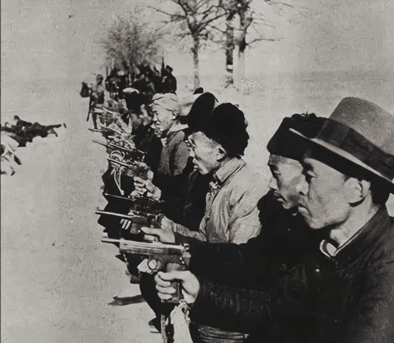 1943年，一名游击队长，向司令员邀功：我打死一名伪军头目。司令员得知对方有颗黑