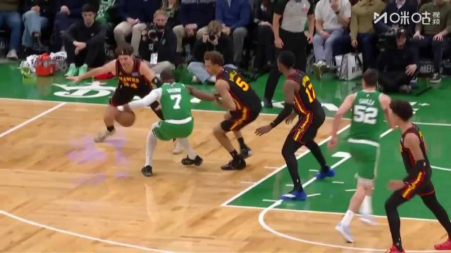 杰伦布朗肘击奥孔古吃恶犯# 杰伦布朗护球手一肘掀翻奥孔古