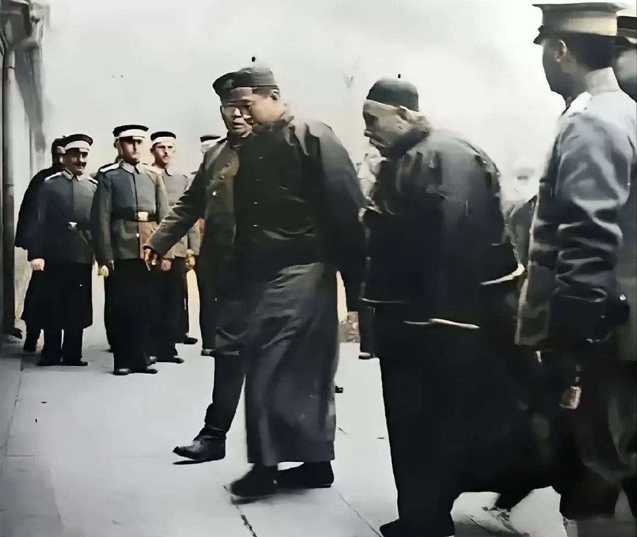 没想到当年差点杀了袁世凯的前清摄政王载沣，会跟他并肩出现在外国使馆门口！这张照片
