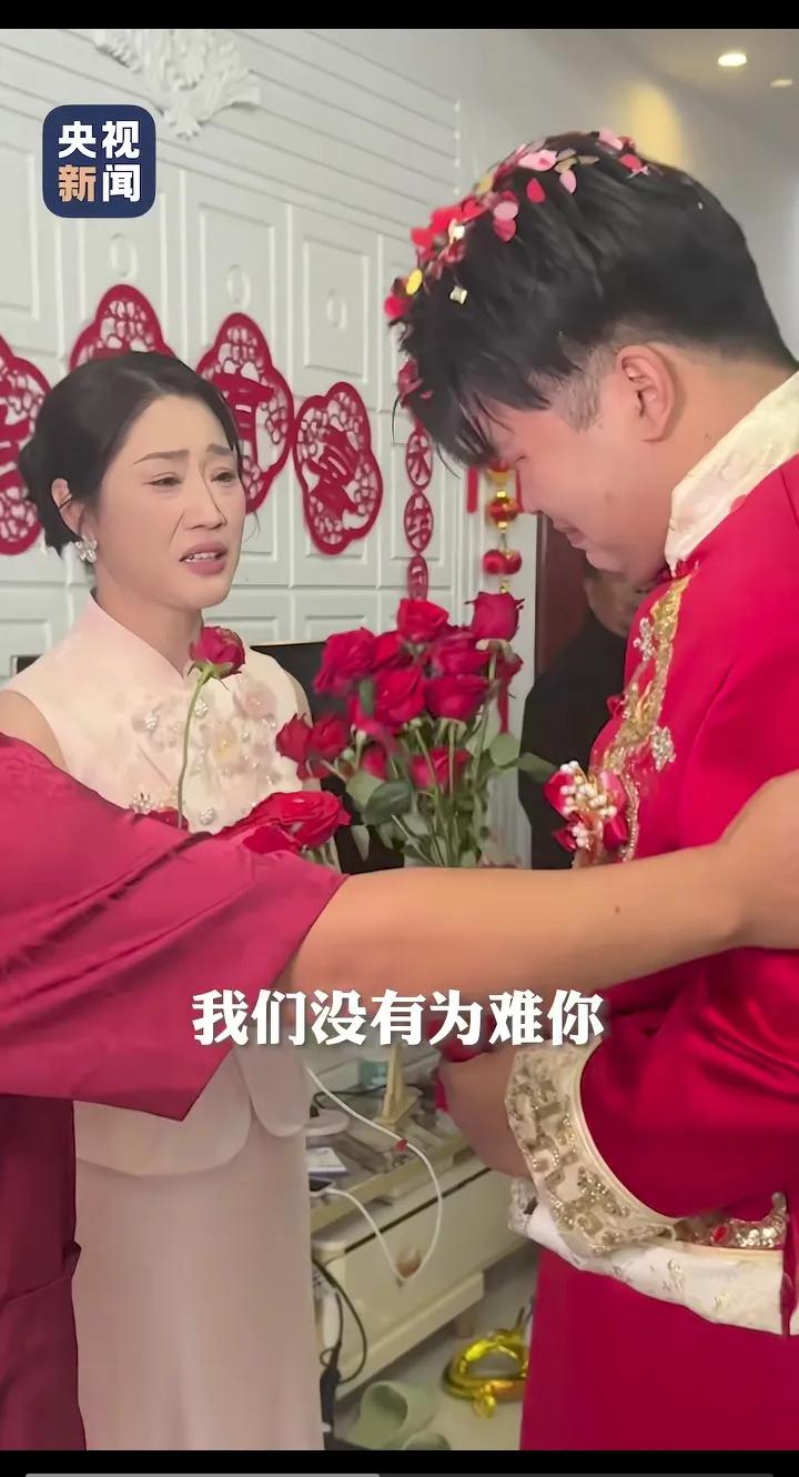 连云港一男子接亲“一路生花”新娘母亲说的话惹哭新郎可是评论区里也是一片祝福和