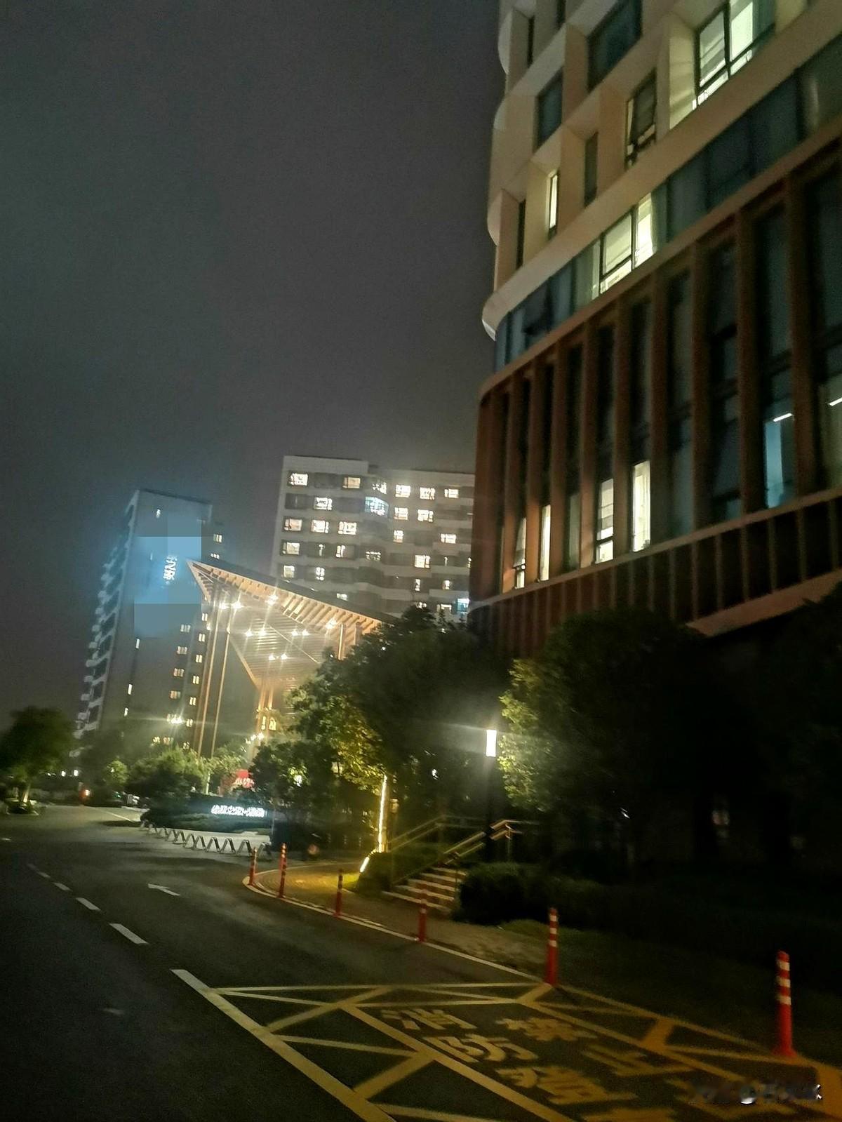 昨天我们到长沙，老公顺风车搭了一位在泰康养老院工作的大姐。一聊起来才知道，要进