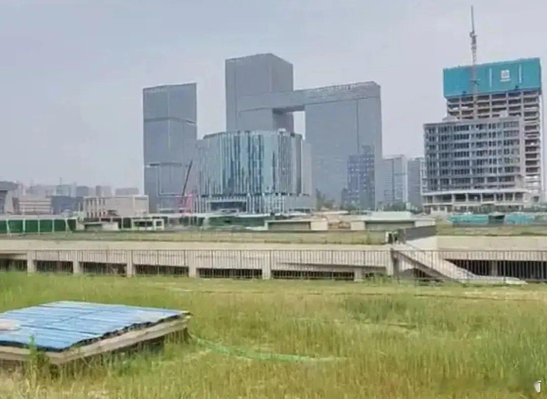 先进制造强省看河南胖东来郑州首店地面层已启动施工，将配套一个“城市花园”！郑