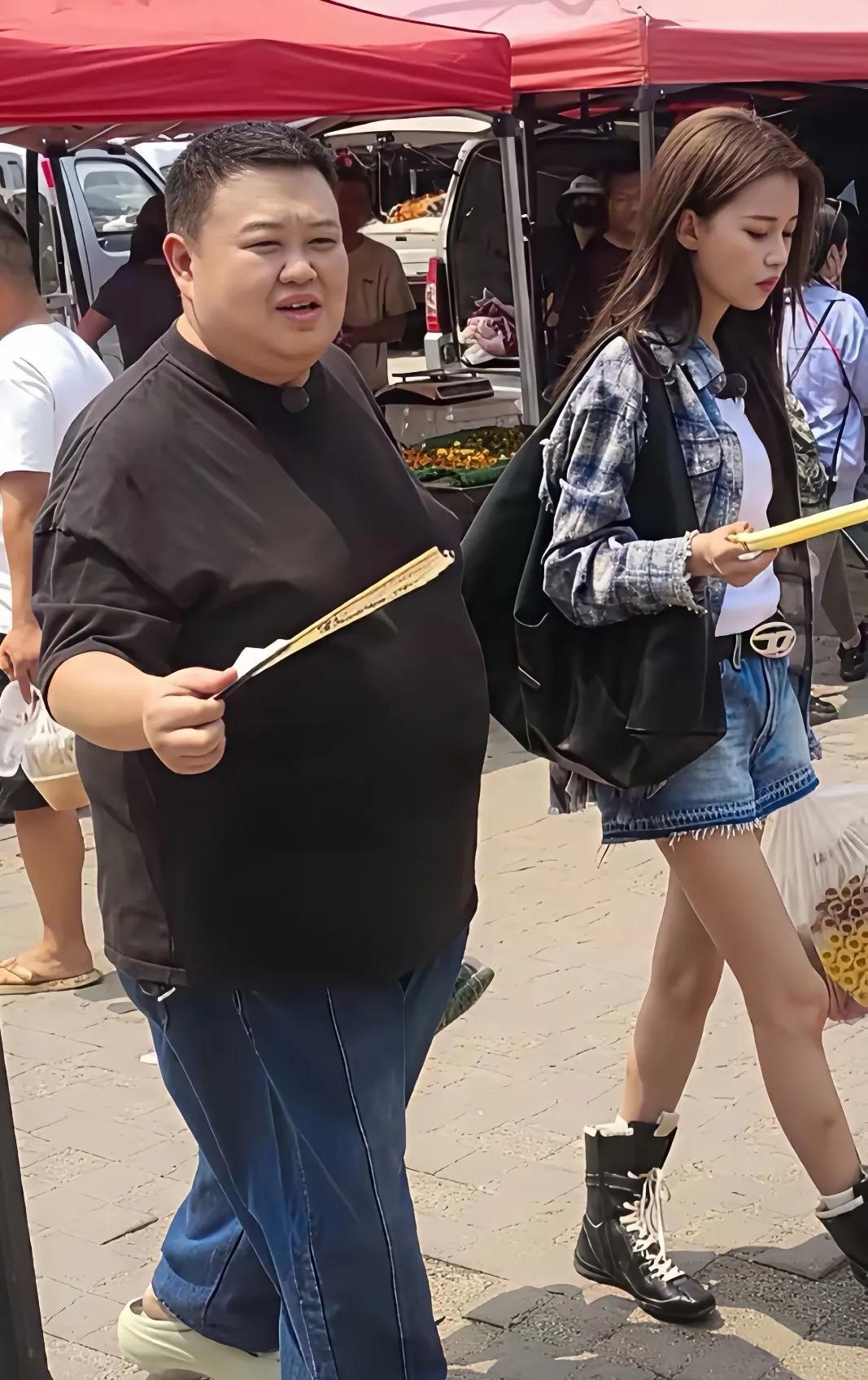 北京沙河大集偶遇孙越和孙怡孙怡是个妥妥的吃货呀手上拿了好多吃的手下的江米棍