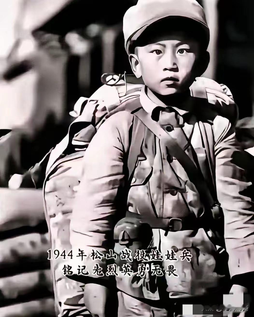 照片中的这个娃娃兵，才刚刚九岁，在抗击日本侵略的时候，这么点的孩子也参军入伍，保