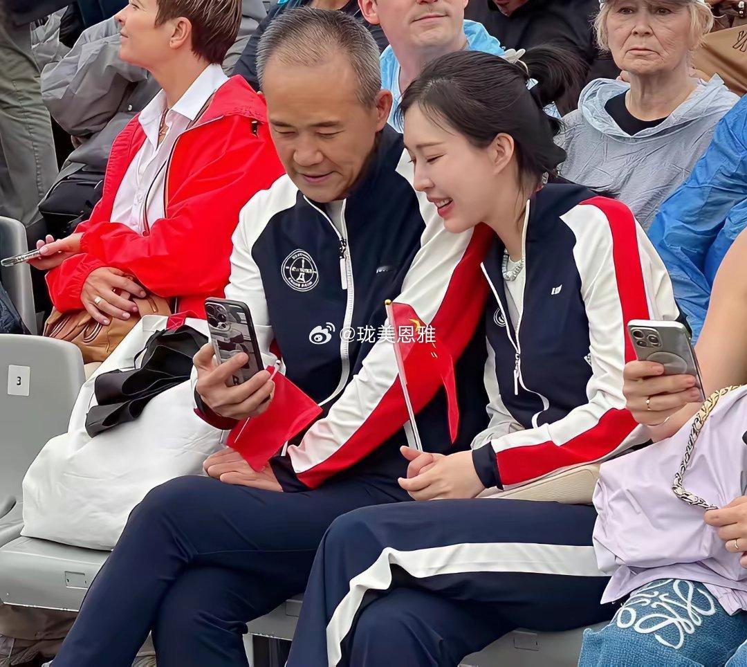 73岁的王石与小娇妻看巴黎奥运会时的一幕二人身穿情侣装，神采奕奕,如浴春风​​