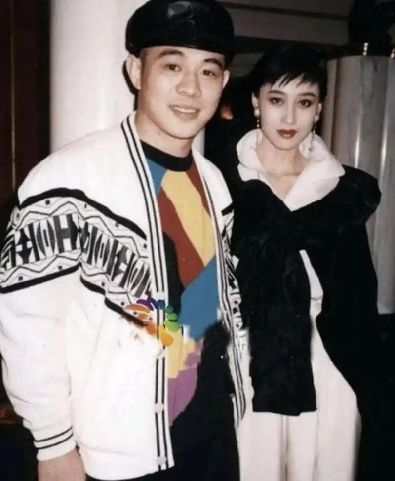李连杰和利智的新婚当天，李连杰为利智还清了所有债款，却换不来利智一个笑容。 