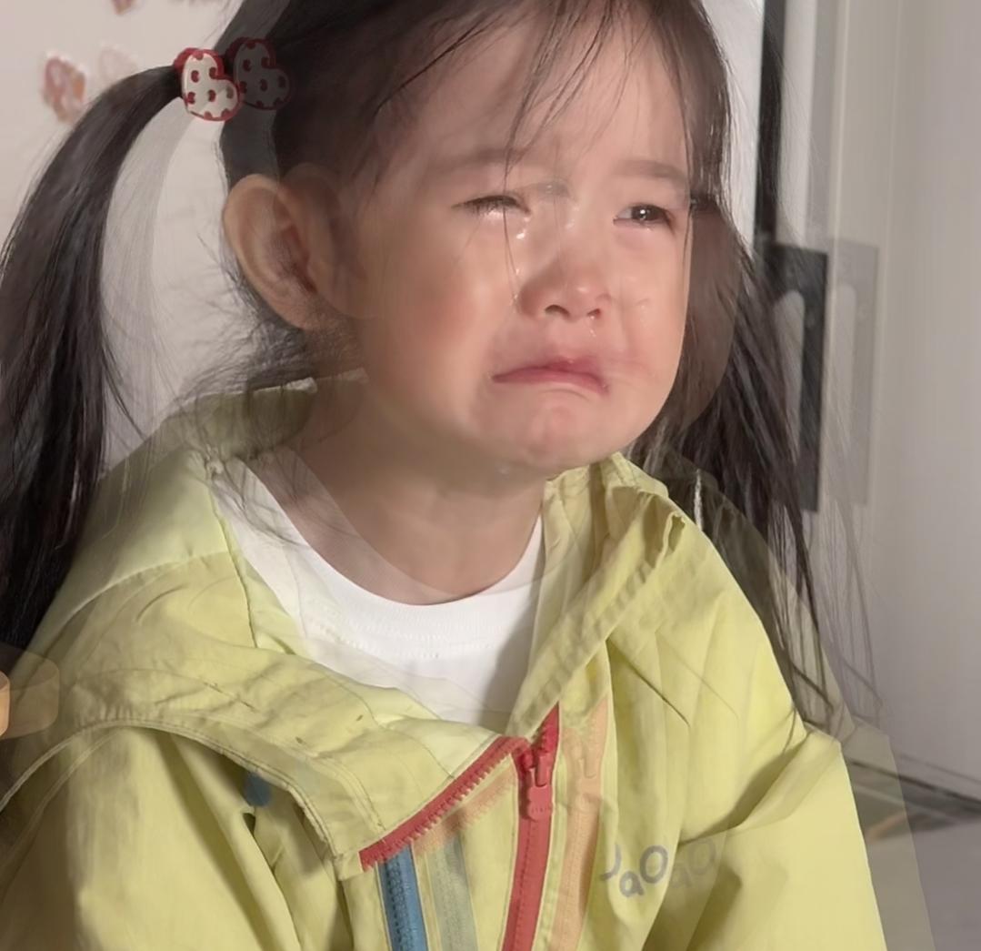“畜生啊，她那么小，她知道什么呀？”广东广州市一家医院里，一位妈妈抱着自己的女儿