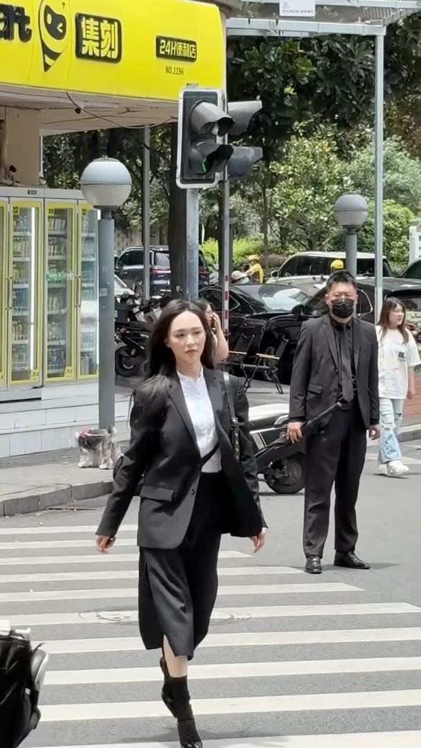 今天唐嫣在成都出席时尚活动，她这次搭配了一身职业装，看上去潇洒又迷人。唐嫣里