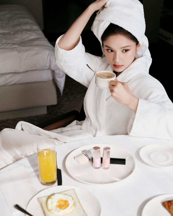 张婧仪浴袍，张婧仪浴袍出发图，就这个张婧仪美啊~