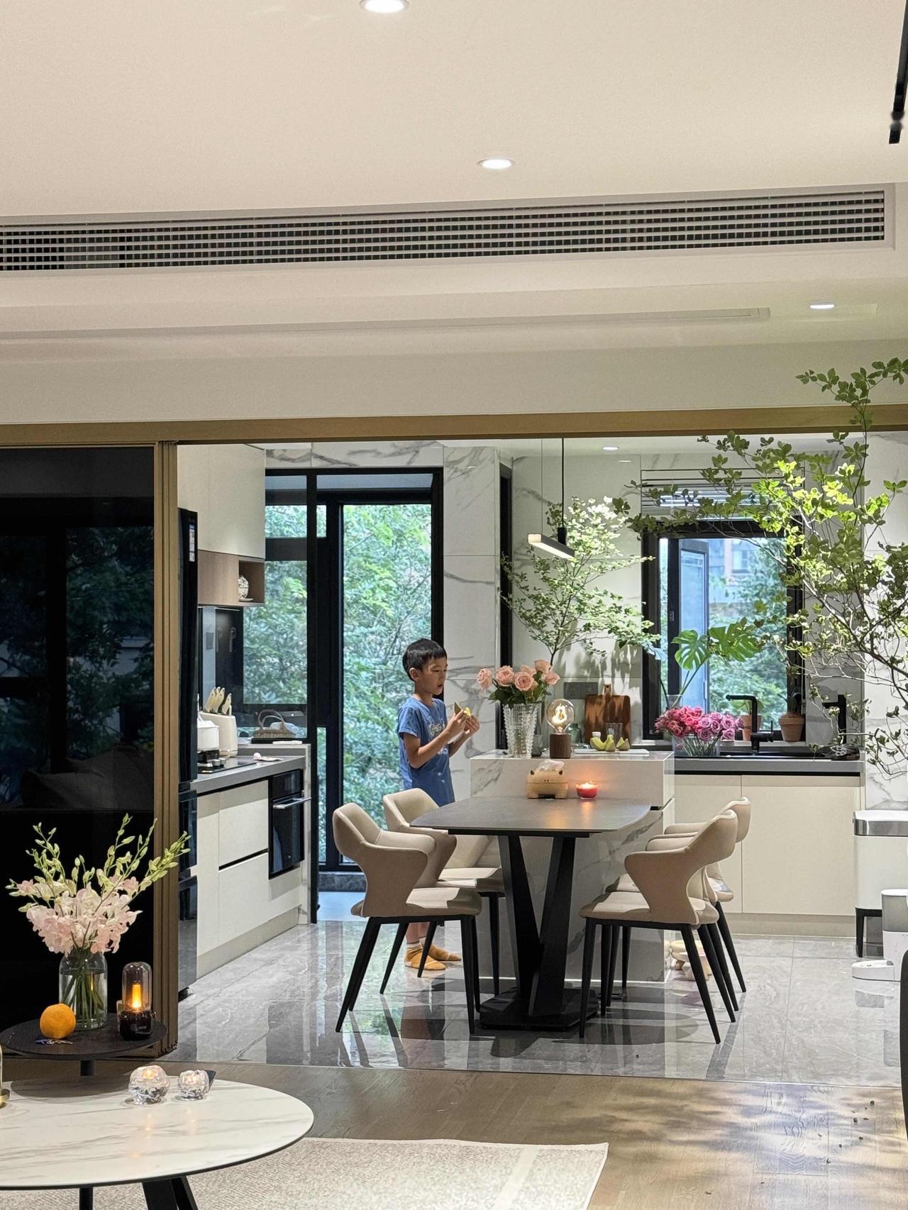 3楼140m²的小城里安了家，温馨，幸福，还绝美窗景相伴，湖南一女士晒出自己家，