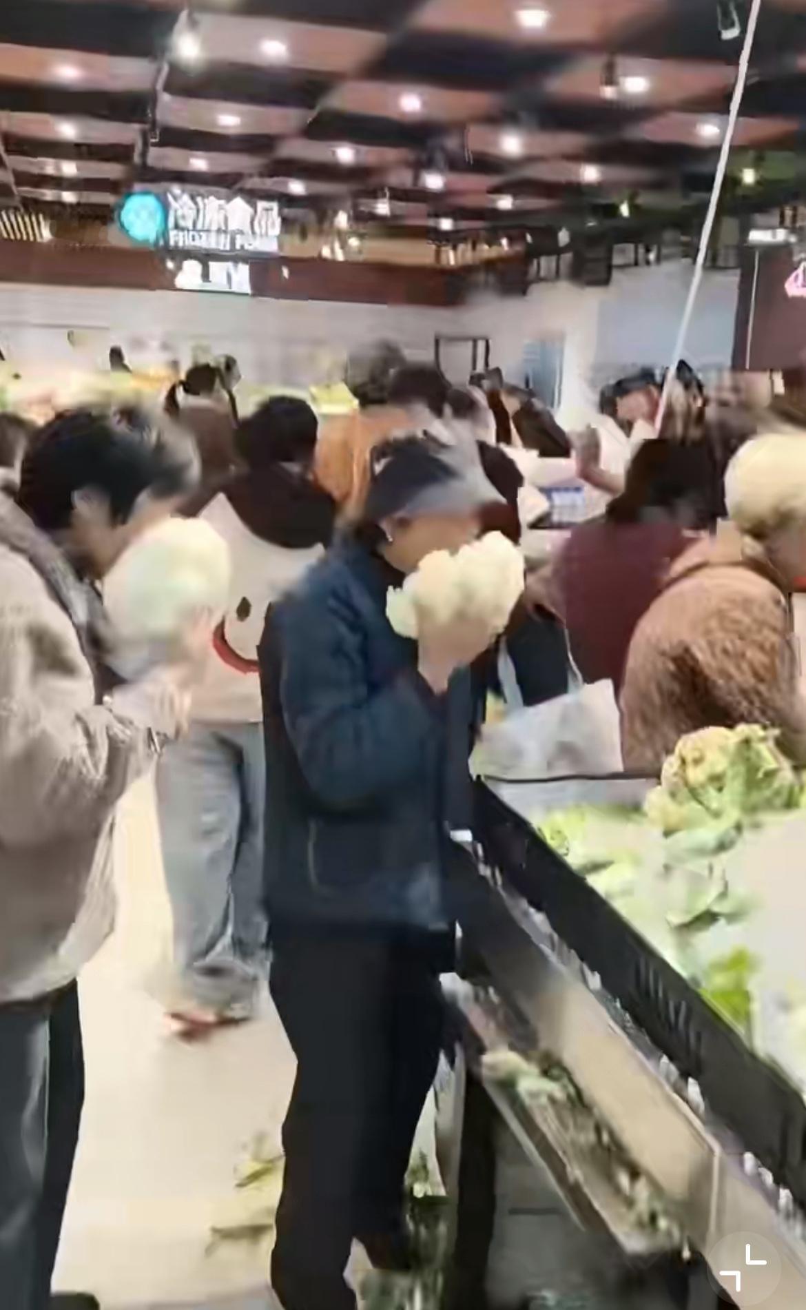 今天超市看到的一幕，两大妈买花菜，直接嘴啃掉多余的部分，为的是减轻一点点重量，好