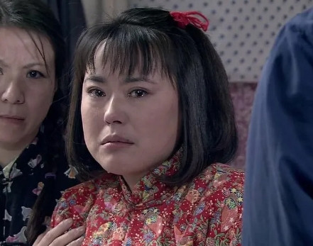 当年，郑晓龙开出8万片酬，邀请李菁菁出演《金婚》，但李菁菁却拒绝了：“50集拍半