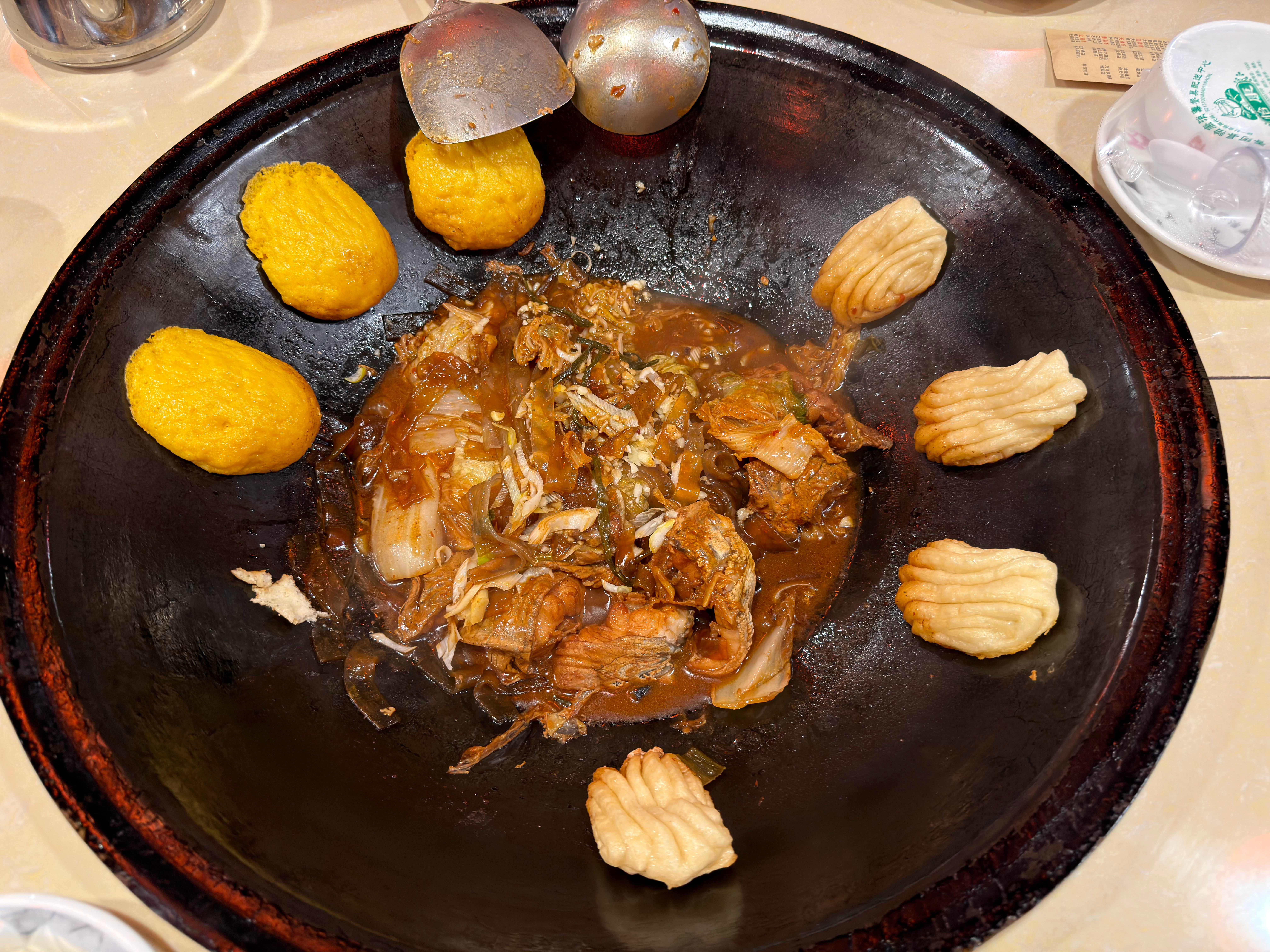 打车+堵车快俩小时终于在下雪天，周五晚上，吃上热腾腾的铁锅炖~你觉得这幸福值可以