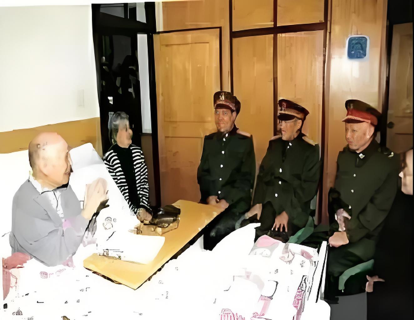 钱学森九十岁大寿，两位将军前来看望，没想到他的卧室如此之小，且家具十分陈旧。