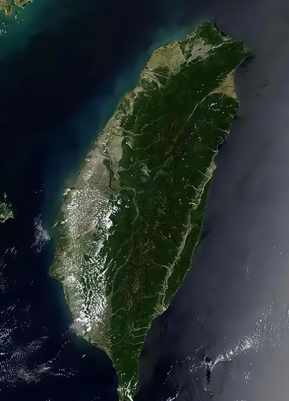 统一台湾后，很难“港澳化”了！台湾要是统一了，驻军规模可没法照搬香港澳门那一