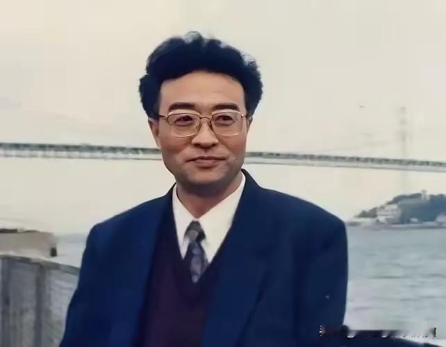 他名叫刘铁骑，是大贪官刘青山的儿子，父亲在1952年被枪毙的时候，刘铁骑才6岁，