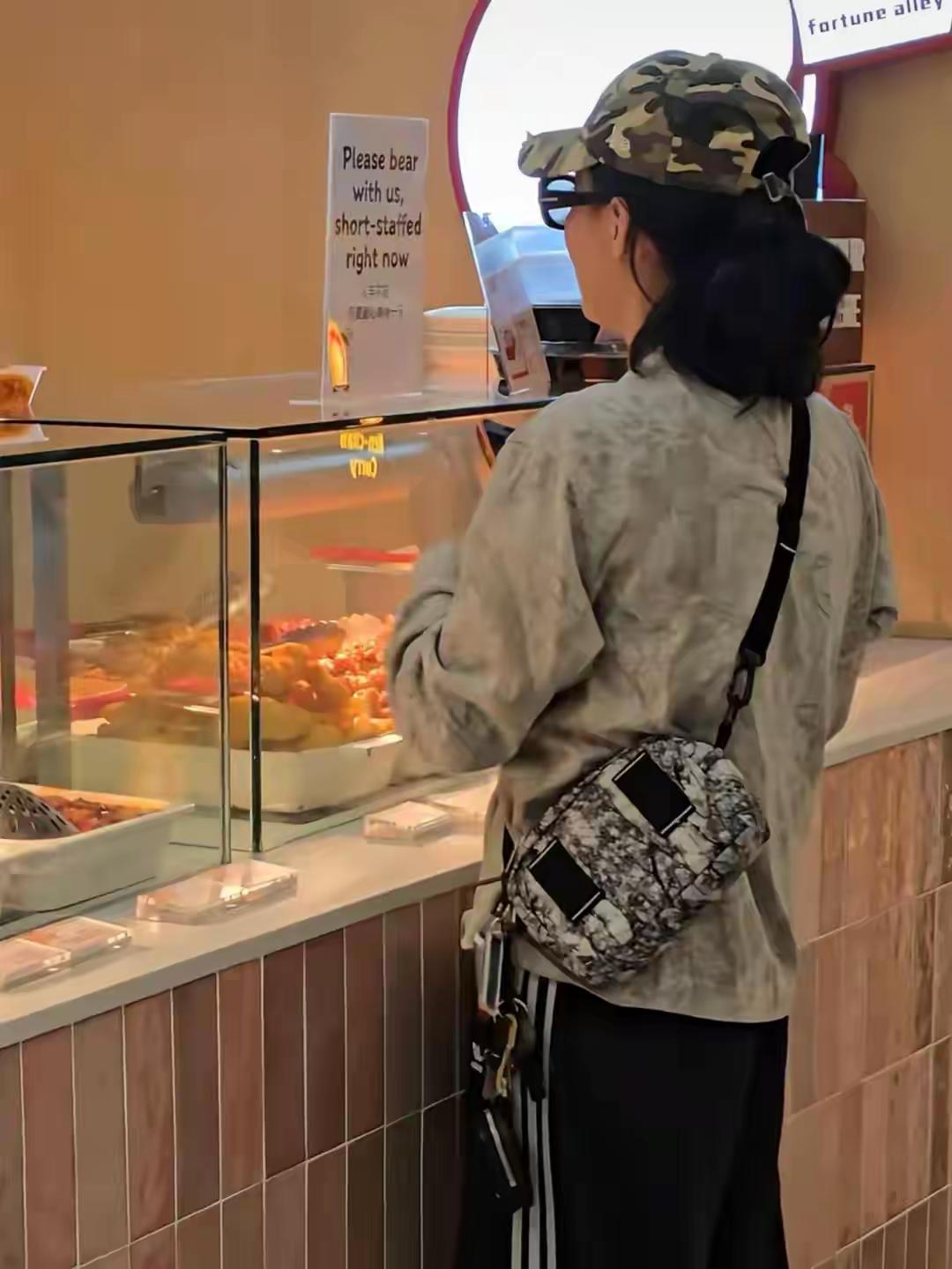 张柏芝背影怎么看也快50岁了吧，再看和大儿子Lucas走在一起的背影，下