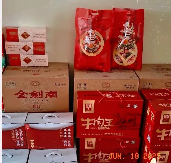 昨天侄女订婚，她公婆开烟酒店，却只带来六箱金剑南。这让我颇感意外。毕竟是