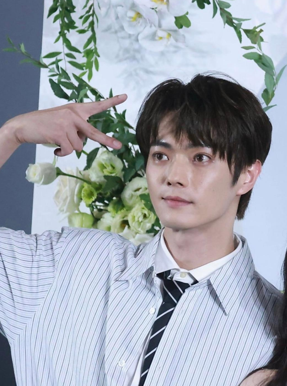 戚薇早就说过没有女演员会独自去男演员房间对剧本的。如果去，也是带着助理，工作