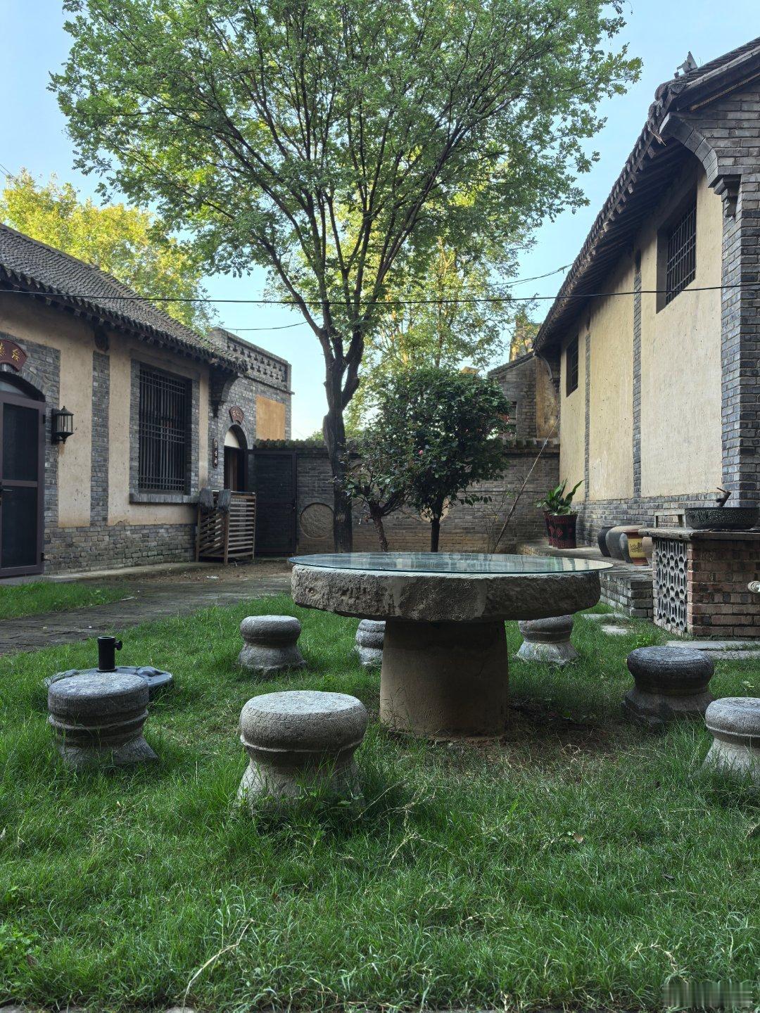 #河南多家景区公告#国庆长假，朋友圈晒的不只是山河壮美，还有“人人人”的奇观。河南万岁山“只见人不见