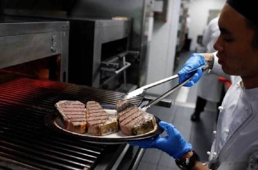 中国延长牛肉进口调查至2026年，推迟可能的贸易限制。北京(路透社)-中国已经