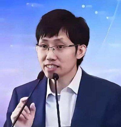 记者问：“中美AI差距到底有多大？”梁文锋毫不避讳、一针见血地回答：“表面