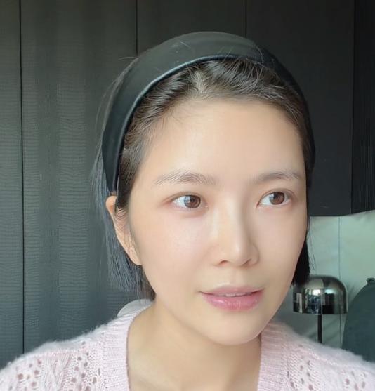 杜淳和爱人出现在直播间杜淳说：我在我们这个年纪的人就算年轻的了，因为我天天运动