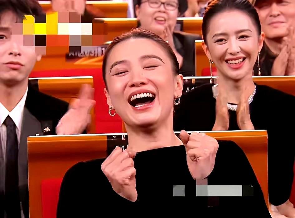 这才是金鸡晚会最尴尬的一幕。宋佳拿下金鸡奖，疯狂大笑。一旁的咏梅，肉眼可见