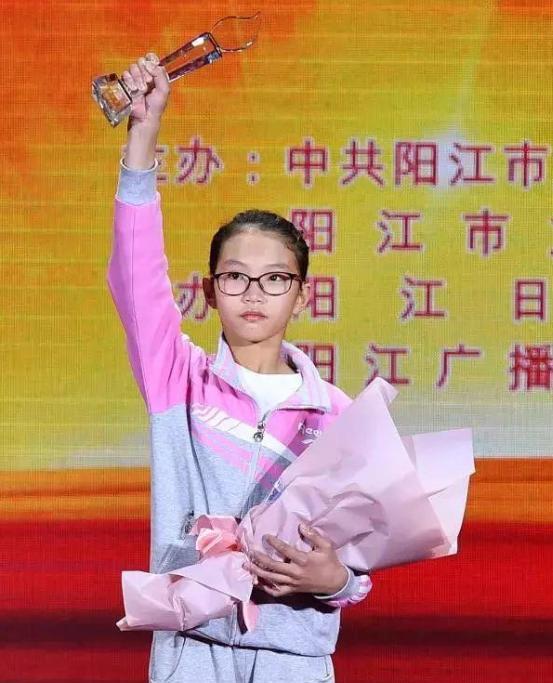 2009年，广东一男子在医院陪护刚流产的妻子，谁知在病房外抽烟时，竟意外发现一名