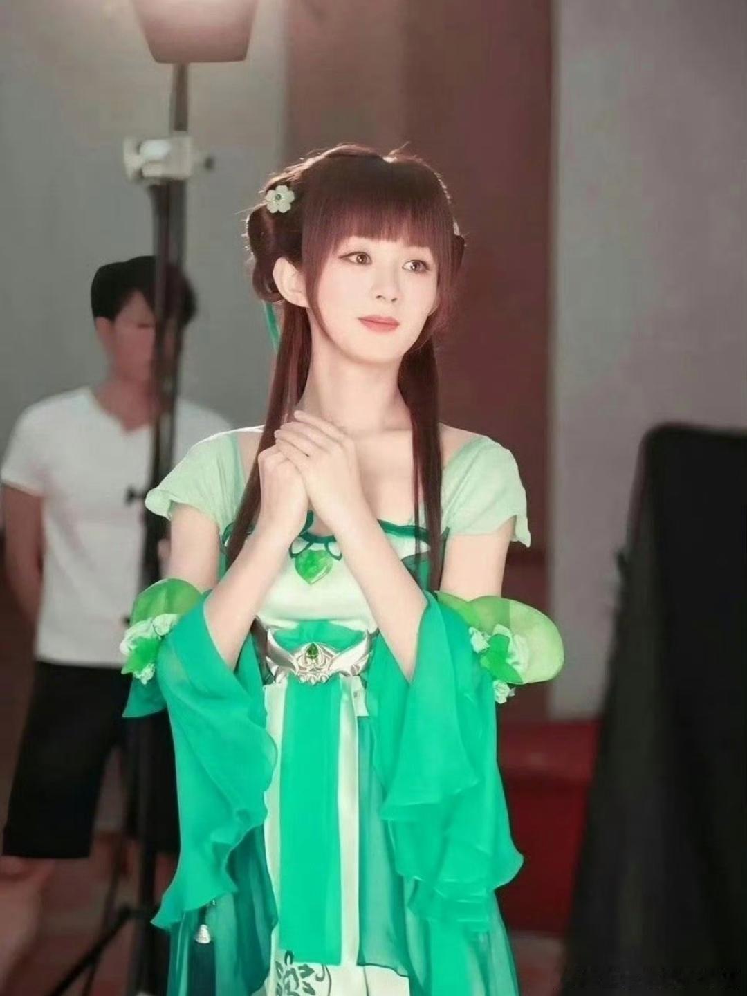 原来赵丽颖曾尝试过齐刘海造型来竞演碧瑶一角，可惜最终这个角色还是由其他演员出演了