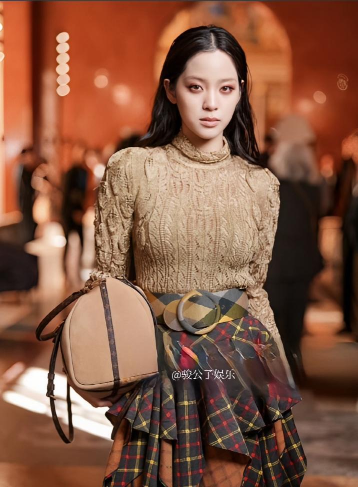 欧阳娜娜简直太有吉普赛女郎那味儿了吧！9月30日，欧阳娜娜亮相巴黎时装周，她