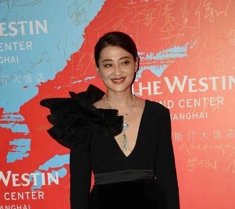 梅婷身穿抹胸黑裙走红毯近日，梅婷以一袭抹胸黑裙惊艳亮相红毯。裙装剪裁利落，勾勒